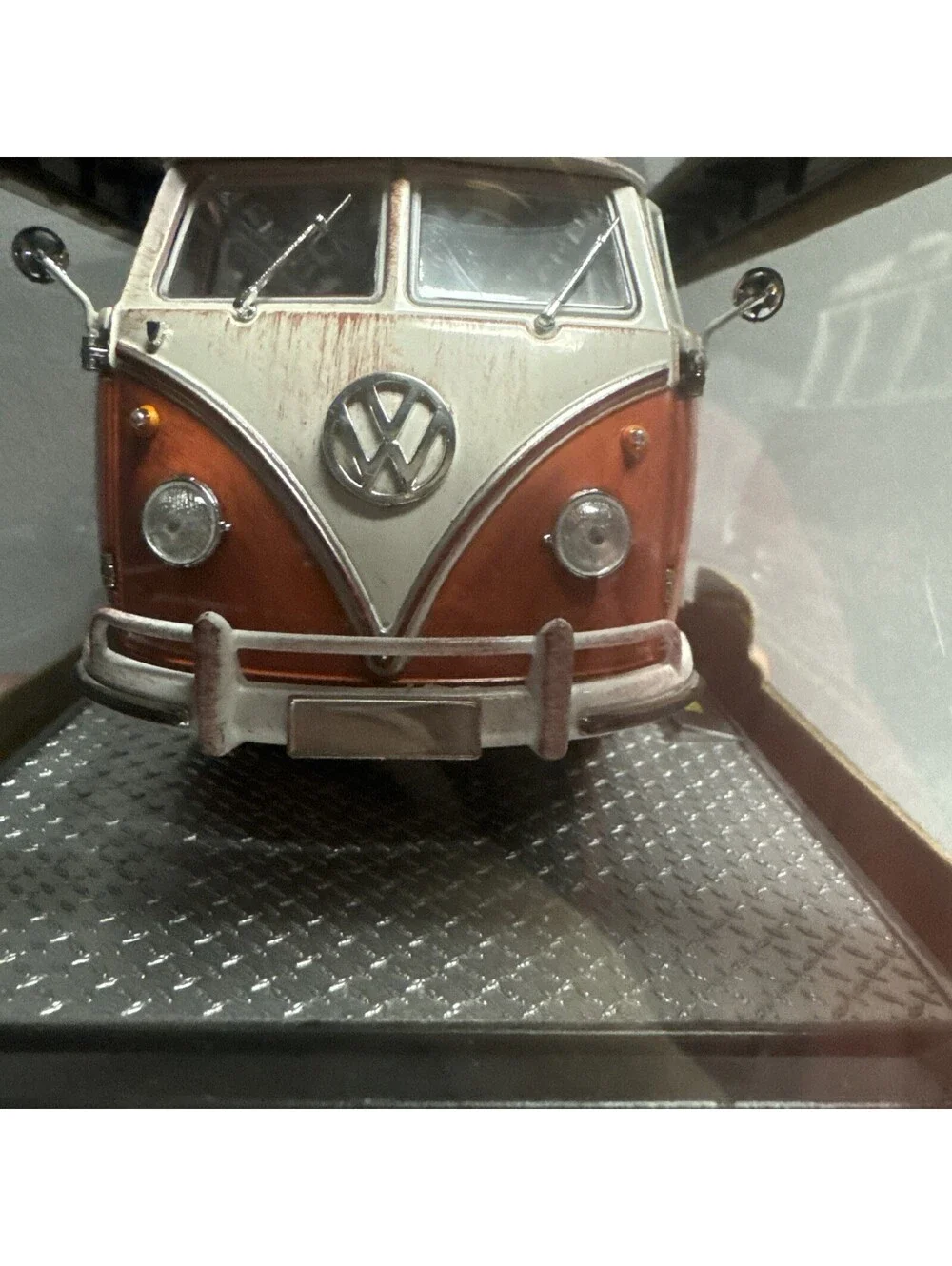 M2 Machines 1/24 RUSTY 1960 VW Microbus Deluxe USA Model R45 Red White Patina
